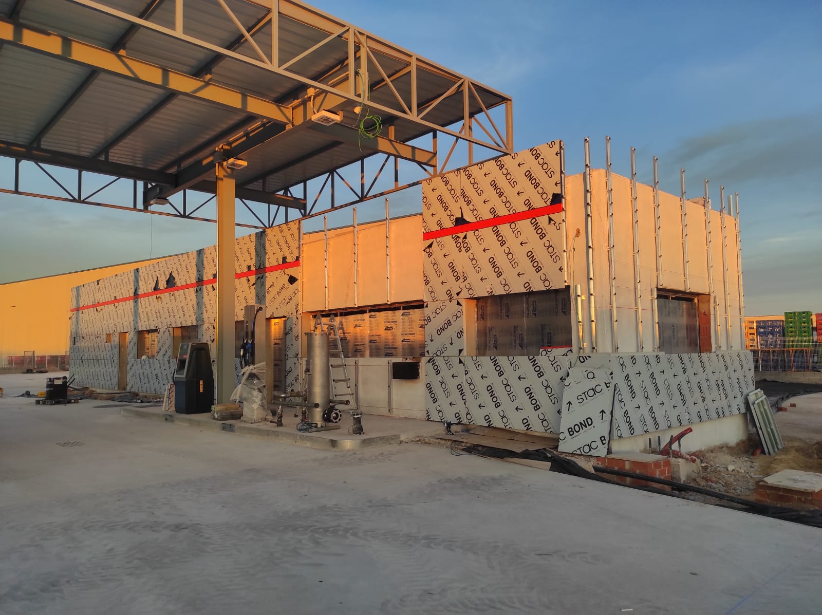 Proyecto de renovación de fachadas industriales en el área de Valencia